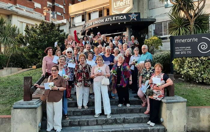 Foto principal del artículo 'Paseos plateados: personas mayores que no se quieren quedar en casa' · Foto: Difusión