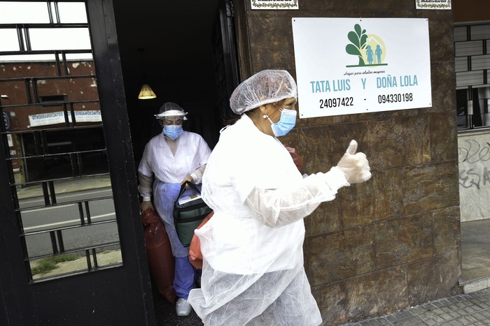 Vacunación en un residencial en Montevideo. · Foto: Federico Gutiérrez