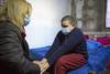 Matías y Rodrigo, jóvenes con trastorno del espectro autista, se preparan junto a Susana, su asistente personal, para concurrir a una consulta médica. (archivo, setiembre de 2020) · Foto: Ernesto Ryan Matías y Rodrigo, jóvenes con trastorno del espectro autista, se preparan junto a Susana, su asistente personal, para concurrir a una consulta médica. (archivo, setiembre de 2020) · Foto: Ernesto Ryan
