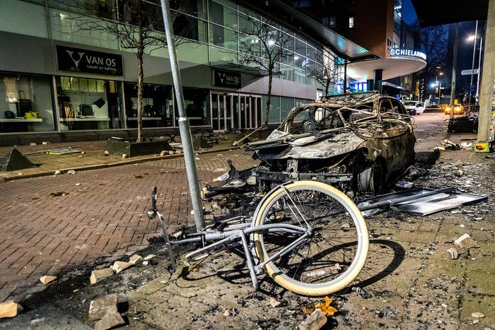 Destrozos luego de una protesta contra el bloqueo parcial y contra la política, este 20 de noviembre, en Rotterdam. · Foto: Jeffrey Groeneweg, ANP AFP