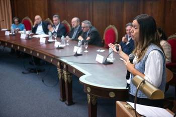 Cecilia Fernández, Rafael Radi, Daniel Salinas, Álvaro Mombrú, Rodrigo Arim, Carlos Batthyány y Gabriela Méndez, el 8 de abril, en el Paraninfo de la Universidad de la República. · Foto: Gianni Schiaffarino
