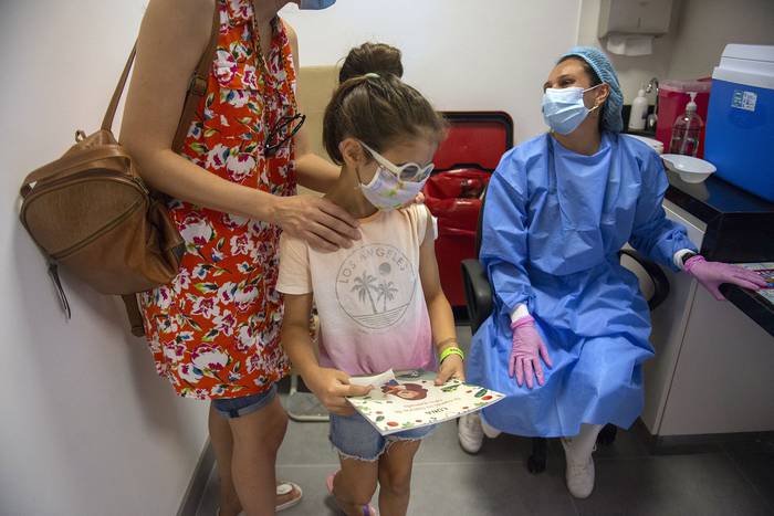 Campaña de vacunación contra el Covid -19 en niños de 5 a 11 años, en el Centro Hospitalario Pereira Rossell (archivo, enero de 2022). · Foto: Alessandro Maradei