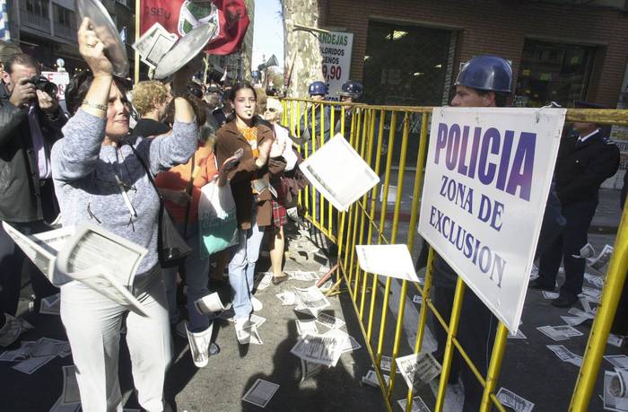 Manifestación frente al Ministerio de Economía (archivo, mayo de 2002). · Foto: Sandro Pereyra