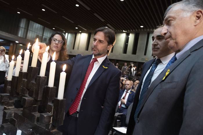 Luis Lacalle Pou, Andrés Yusupoff y Fernando Lottenberg, en la conmemoración de la Noche de los Cristales Rotos (09.11.2023). · Foto: Camilo dos Santos