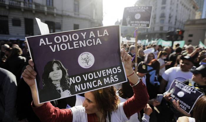 Manifestación de apoyo a la vicepresidenta argentina Cristina Fernández, el 2 de setiembre, en la Plaza de Mayo de Buenos Aires. · Foto: Emiliano Lasalvia, AFP