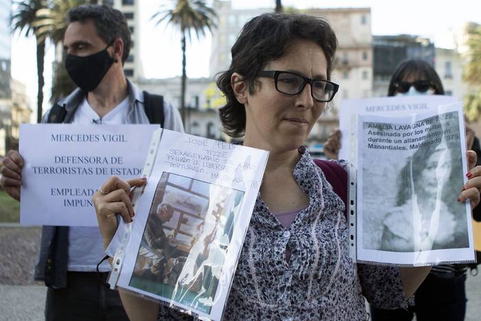 Manifestantes durante la reunión de los escritores Mercedes Vigil y Eduardo Abenia con Luis Lacalle Pou, el lunes, en la Torre Ejecutiva. · Foto: Ernesto Ryan