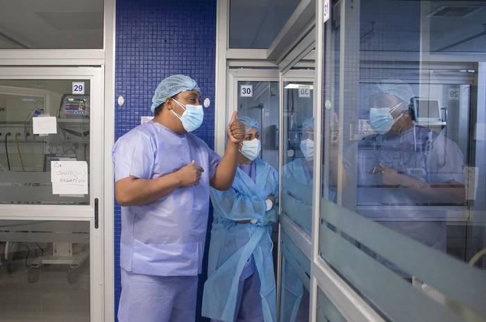 Foto principal del artículo 'Una tarde en el CTI azul de Casmu para pacientes con covid-19' · Foto: Alessandro Maradei
