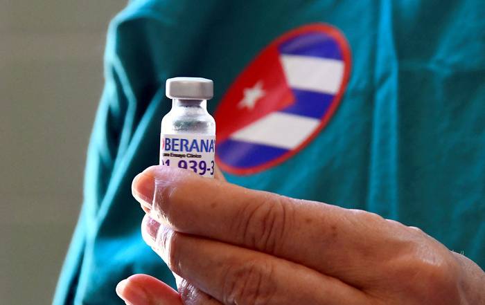 La enfermera Xiomara Rodríguez muestra un frasco de la vacuna cubana Soberana, el 7 de mayo, en La Habana. 
 · Foto: Joaquín Hernández, AFP