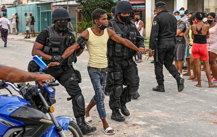 Un hombre es arrestado durante una manifestación contra el gobierno del presidente Miguel Díaz-Canel, el lunes, en La Habana, Cuba. · Foto: Yamil Lage, AFP