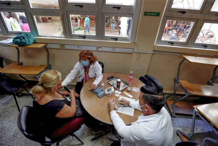 Vacunación con la vacuna cubana Abdala, en la provincia de Cien Fuegos. 
 · Foto: Ernesto Mastrascusa, Efe