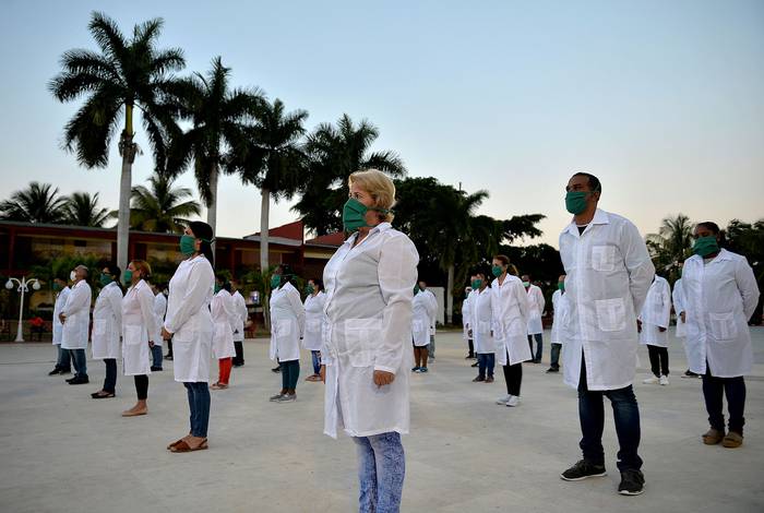Médicos y enfermeras de la Brigada Médica Internacional Henry Reeve, de Cuba, inician un viaje a Andorra para ayudar en la lucha contra la pandemia del coronavirus, el 28 de marzo, en la Unidad Central de Cooperación Médica en La Habana.
 · Foto: Yamil Lage, AFP