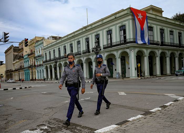 Policías cerca del Capitolio de La Habana (15/11/2021). · Foto: Yamil Lage, AFP