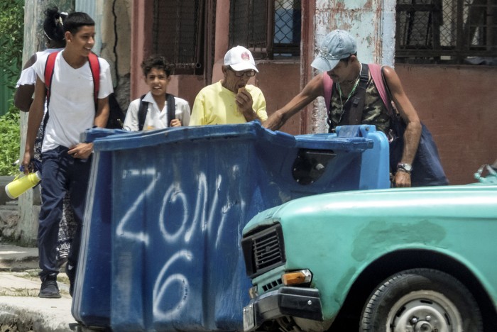 Un hombre busca en un contenedor de basura, el 15 de julio, en La Habana. · Foto: Adalberto Roque, AFP