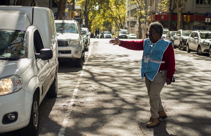 Foto principal del artículo 'Más de 130 cuidacoches de Montevideo cobran propinas con QR, pero aún enfrentan desafíos' · Foto: Alessandro Maradei