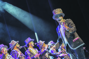 Eduardo Lombardo y la Filarmónica de Montevideo, el 14 de setiembre, en el Teatro Solís. · Foto: Rodrigo Viera Amaral