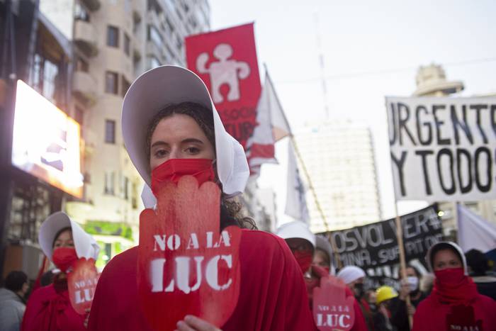 Manifestación de la Intersocial contra la LUC, el jueves en el centro de Montevideo. · Foto: Alessandro Maradei