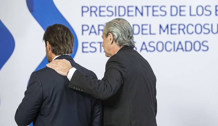 Luis Lacalle Pou y Alberto Fernández, en la Cumbre del Mercosur (06.12.2022). · Foto: .