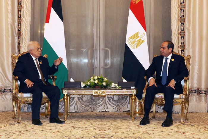 Mahmud Abbas, presidente de la Autoridad Palestina, y Abdel Fattah al-Sisi, presidente egipcio, durante la Cumbre de la Liga Árabe sobre Gaza, el 4 de marzo, en El Cairo. · Foto: PPO, AFP