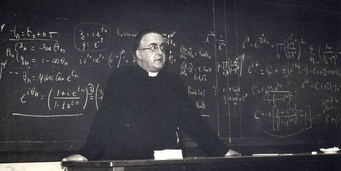 Georges Lemaître durante un curso de mecánica racional en el colegio Saint-Michel (1959).  · Foto: Archives De L'université Catholique De Louvain 