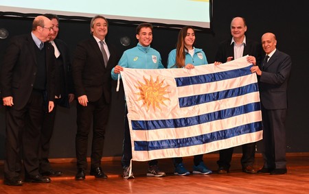 Autoridades de la Secretaría Nacional del Deporte (SND) y el Comité Olímpico Uruguayo (COU) le entregan el Pabellón Nacional a Maximiliano Larrosa (karate) y Dolores Moreira (vela). Fuente: AUF. Autoridades de la Secretaría Nacional del Deporte (SND) y el Comité Olímpico Uruguayo (COU) le entregan el Pabellón Nacional a Maximiliano Larrosa (karate) y Dolores Moreira (vela). Fuente: AUF.