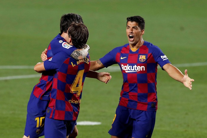 Los jugadores del FC Barcelona, Lionel Messi, Ivan Rakitic y Luis Suárez, festejan el primer gol al Athletic en el estadio Camp Nou, en Barcelona.  · Foto: Alberto Estévez, EFE