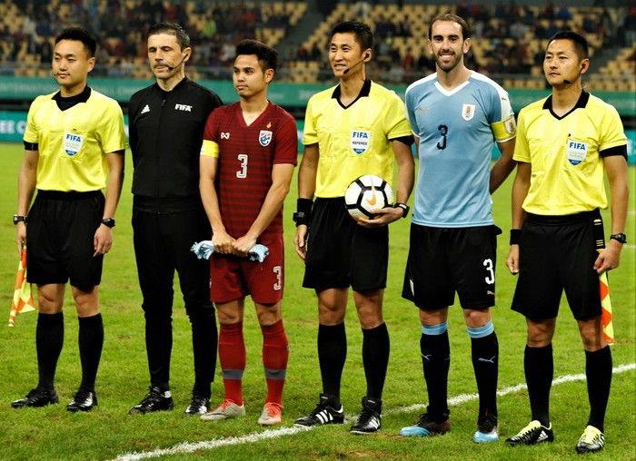 Diego Godín, luego del sorteo entre capitanes, previo a la final de la China Cup. Fuente: AUF.