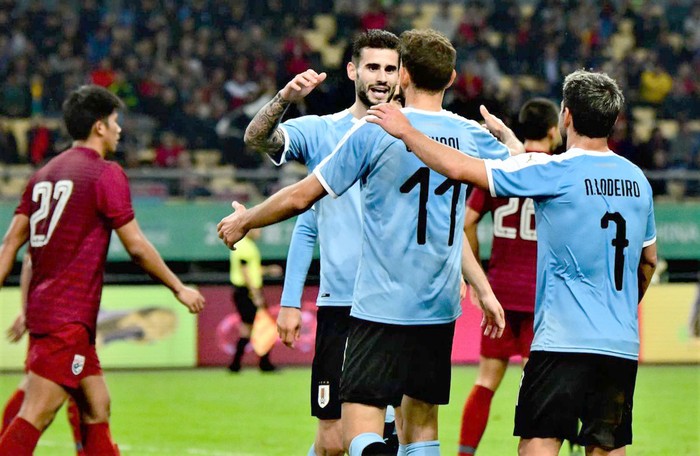 Gastón Pereiro, celebra su gol junto a Christian Stuani y Nicolás Lodeiro, en el Guangxi Sports Center de Nanning. · Foto: Asociación Uruguaya de Fútbol