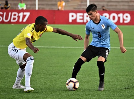 Juan Mosquera, de Colombia, y Juan Manuel Gutiérrez, de Uruguay, en el Sudamericano sub 17 de Perú. Foto: @AUFOficial Juan Mosquera, de Colombia, y Juan Manuel Gutiérrez, de Uruguay, en el Sudamericano sub 17 de Perú. Foto: @AUFOficial
