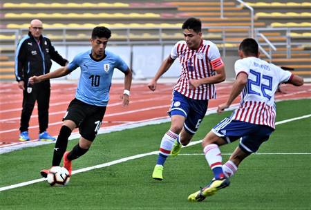 Mathías Ocampo, de Uruguay, y Wilder Viera y Fabio Barrios, de Paraguay, en el estadio San Marcos de Lima, Perú. Foto: AUF. Mathías Ocampo, de Uruguay, y Wilder Viera y Fabio Barrios, de Paraguay, en el estadio San Marcos de Lima, Perú. Foto: AUF.
