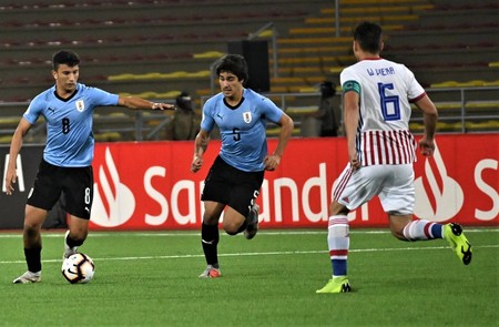 Santiago Cartagena y Vicente Poggi, de Uruguay, y Wilder Viera, de Paraguay, en el estadio San Marcos de Lima, Perú. Foto: AUF. Santiago Cartagena y Vicente Poggi, de Uruguay, y Wilder Viera, de Paraguay, en el estadio San Marcos de Lima, Perú. Foto: AUF.