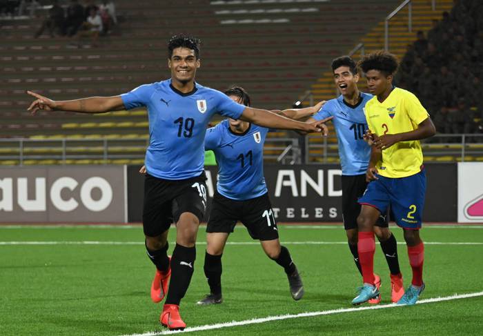 Matías Arezo, de Uruguay, festeja uno de sus tres goles a Ecuador, en el Sudamericano sub 17, en Lima, Perú. Foto: AUF.