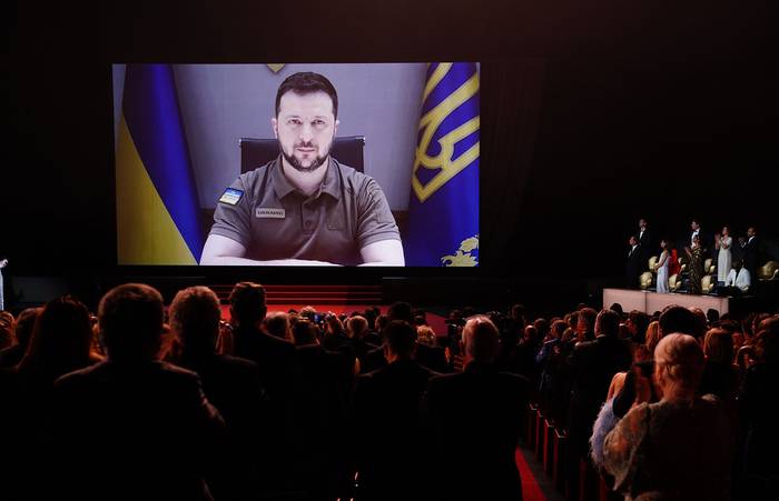 Volodymyr Zelenski aparece en una pantalla durante la Ceremonia de Apertura del 75° Festival de Cine de Cannes. · Foto: Clemens Bilan, EFE
