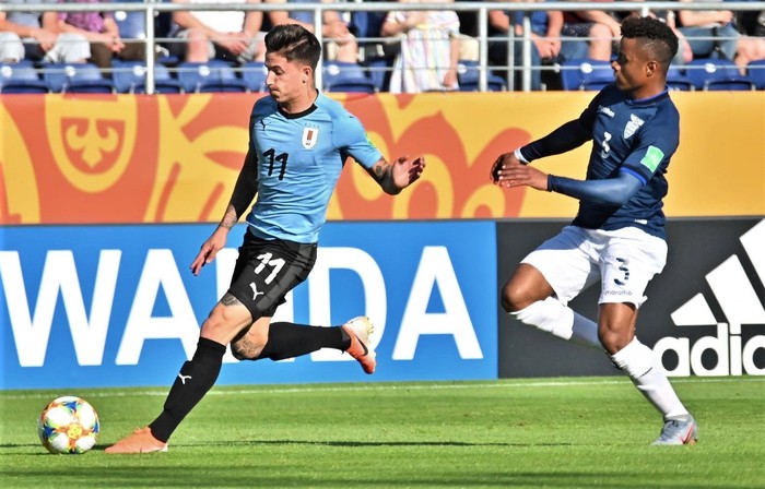 Brian Rodríguez, de Uruguay, y Diego Palacios, de Ecuador, durante el partido de octavos de final del Mundial sub 20 Polonia 2019, en Lublin. Fuente: AUF.