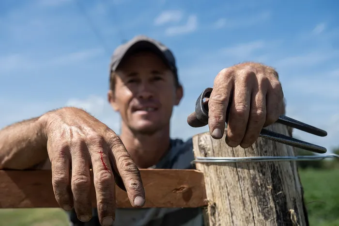 Trabajador rural en el departamento de Colonia. (archivo, febrero de 2024) · Foto: Ignacio Dotti