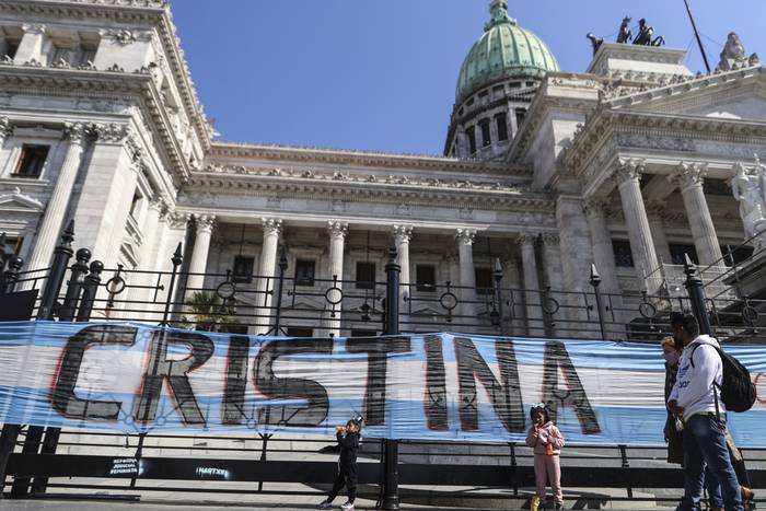 Grupos de personas participan en una concentración para escuchar un mensaje de Cristina Fernández a través de redes sociales en la puerta del Congreso de la Nación, en Buenos Aires (Argentina) (23.08.2022). · Foto: Juan Ignacio Roncoroni, EFE 