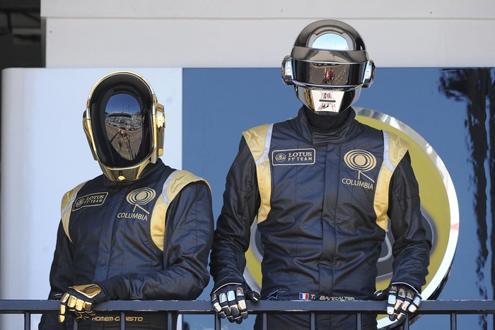 Daft Punk en el Gran Premio de Fórmula Uno de Mónaco (archivo, mayo de 2013). · Foto: Boris Horvat, AFP