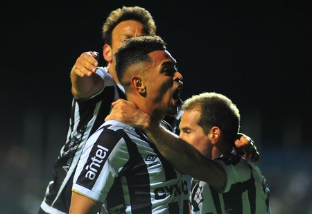 Emanuel Gularte, Diego Riolfo y Sergio Blanco, tras el segundo gol de Wanderers a Progreso, en el Parque Viera. · Foto: Dante Fernández Emanuel Gularte, Diego Riolfo y Sergio Blanco, tras el segundo gol de Wanderers a Progreso, en el Parque Viera. · Foto: Dante Fernández