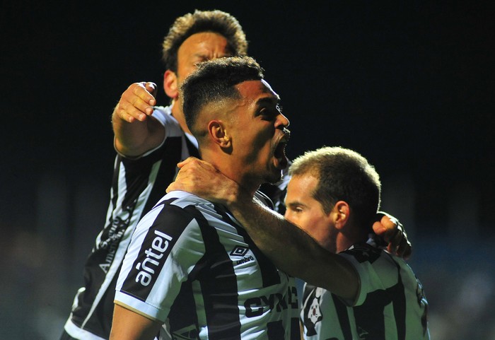 Emanuel Gularte, Diego Riolfo y Sergio Blanco, tras el segundo gol de Wanderers a Progreso, en el Parque Viera. · Foto: Dante Fernández