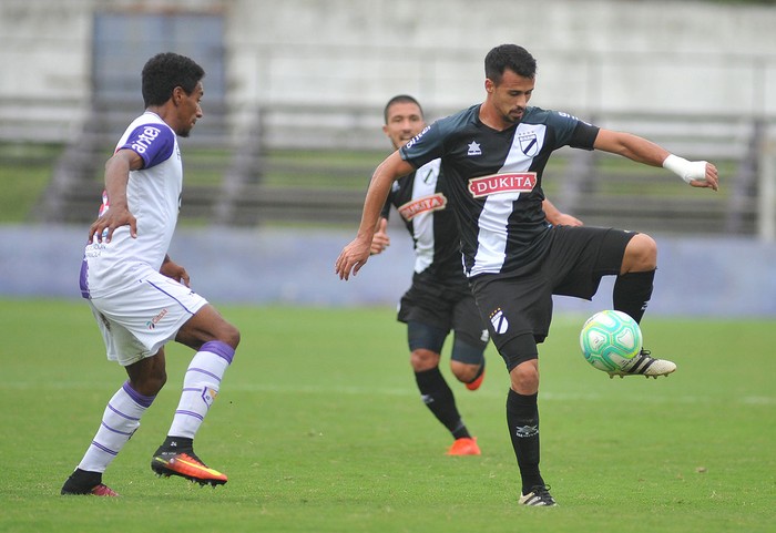 Juan Alvez de Fénix y  Leandro Sosa de Danubio, en el Parque Capurro. · Foto: Dante Fernández