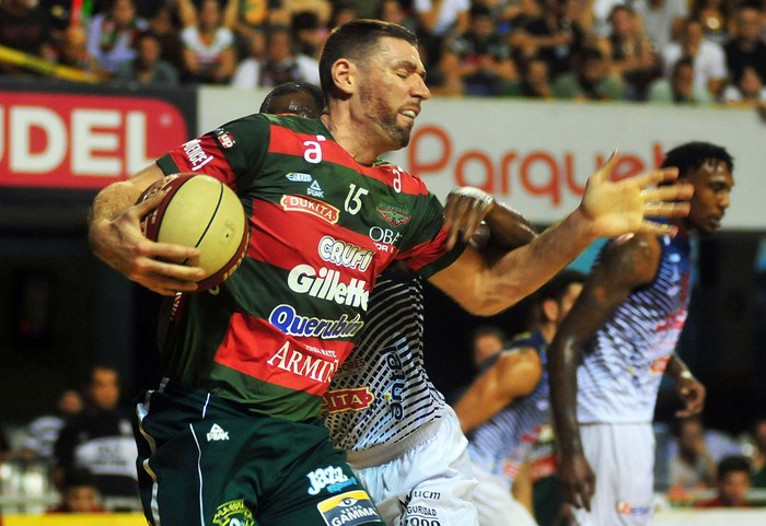 Andrew Feeley, durante el clásico, en el Palacio Peñarol. · Foto: Dante Fernández