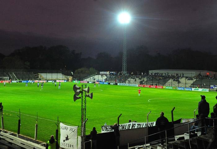 El parque Alfredo Víctor Viera, durante el partido Wanderers - Fénix.  · Foto: Dante Fernández