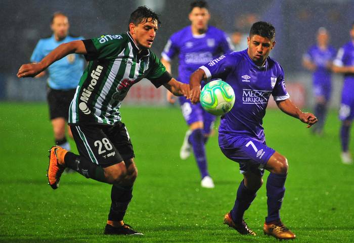 Ányelo Rodríguez, de Racing, y Martín Correa, de Defensor Sporting, en el estadio luis Franzini. · Foto: Dante Fernández