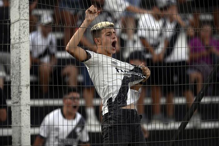 Hinchas de Danubio en Jardines del Hipódromo. · Foto: Alessandro Maradei