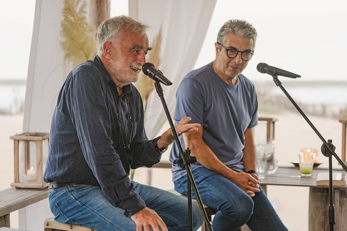 Luis Moreno Ocampo y Ricardo Darín, el pasado 16 de febrero en el Parador La Huella, de José Ignacio. · Foto: Difusión, s/d de autor