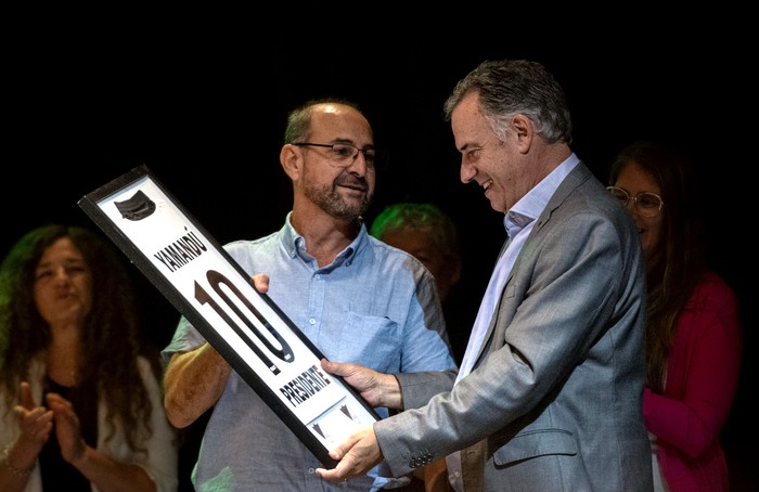 Yamandú Orsi recibe remera y reconocimiento del club Darling, el 19 de febrero, en Canelones. · Foto: Mara Quintero