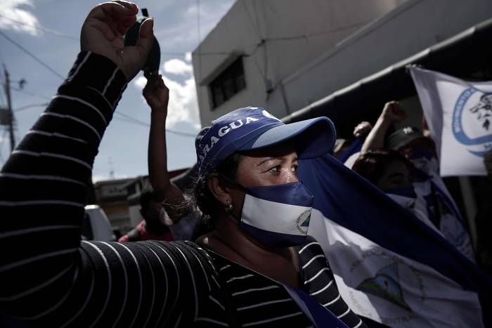 Ciudadanos nicaragüenses protestan en los alrededores de la embajada de Nicaragua, este lunes, en San José, Costa Rica. · Foto: Jeffrey Arguedas, EFE