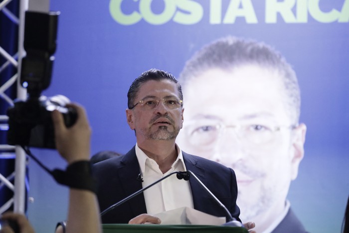 El presidente electo de Costa Rica Rodrigo Chaves, al finalizar la segunda ronda de elecciones presidenciales, en San José (Costa Rica). · Foto: Jeffrey Arguedas, EFE