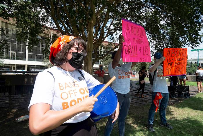 Un grupo de activistas protesta contra la disposición que prohíbe el aborto a partir de las seis semanas de gestación, frente a una corte federal en Houston, Texas (EE.UU.). · Foto: José Luis Castillo, EFE