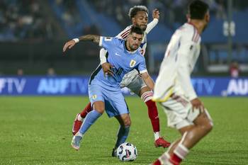 José Andrés Martínez, de Venezuela, y Giorgian de Arrascaeta, de Uruguay. · Foto: Rodrigo Viera Amaral
