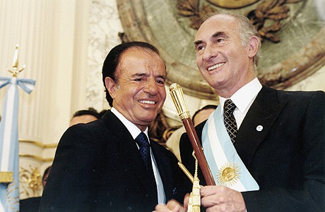Fernando de la Rúa en el acto de toma de posesión de mando junto a Carlos Menem. 